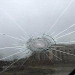 Куршум счупи стъкло на автомобил в Пловдив