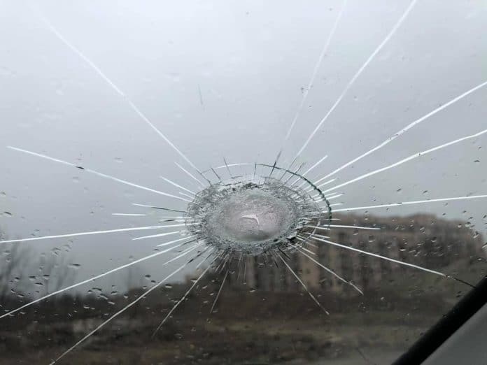 Куршум счупи стъкло на автомобил в Пловдив