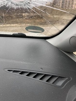 Куршум счупи стъкло на автомобил в Пловдив