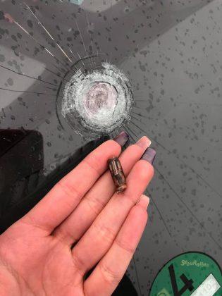 Куршум счупи стъкло на автомобил в Пловдив