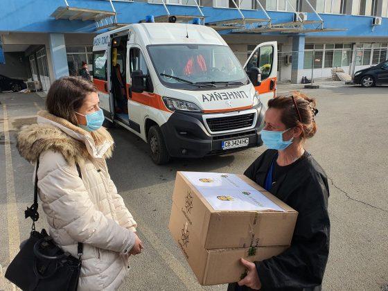 Медици получават дарение