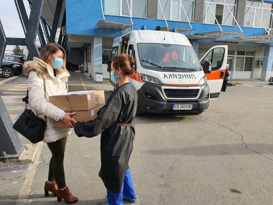 Медици получават дарение