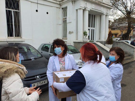 Медици получават дарение