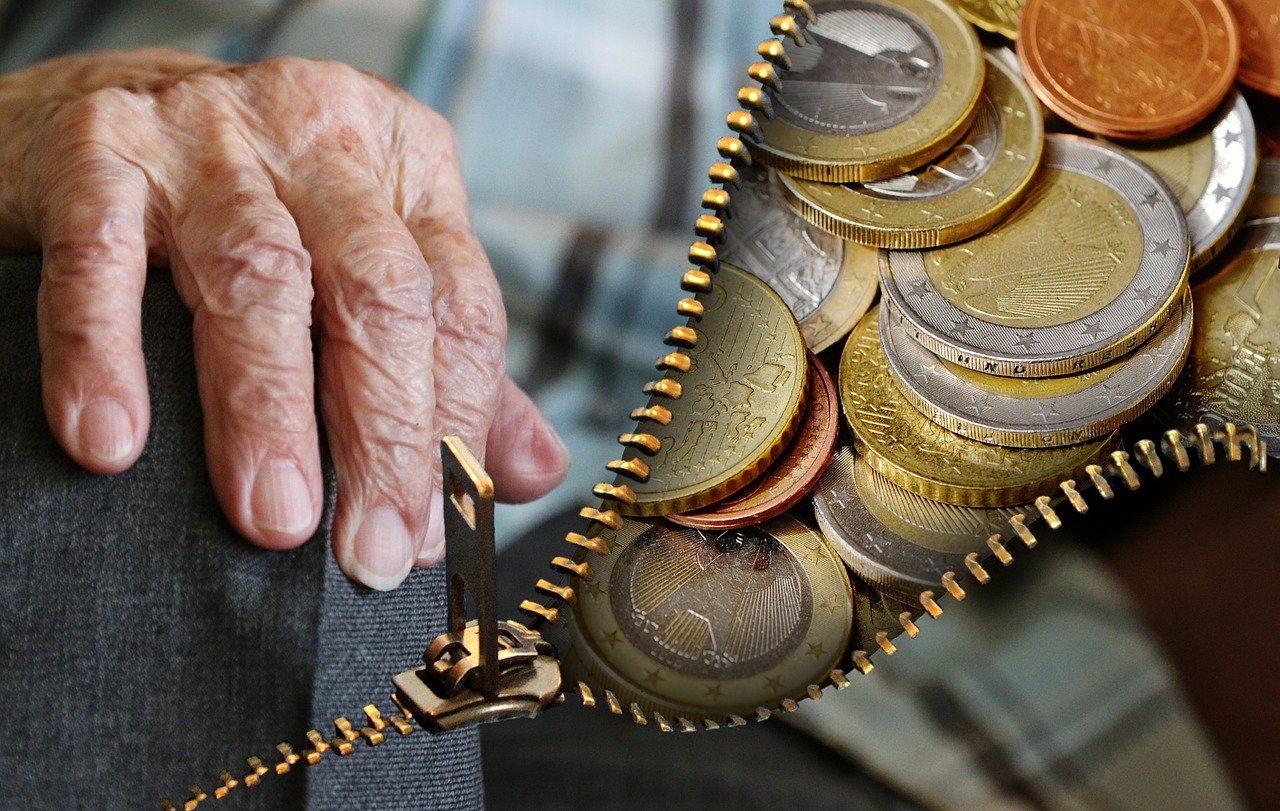 Пенсионер е отмъкнал пари от възрастна жена съобщиха от пресцентъра