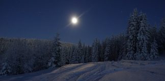 Планина през нощта