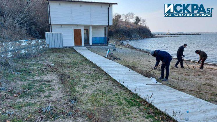 Почистване на тревата на плажа в парк "Росенец"