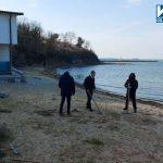 Почистване на тревата на плажа в парк "Росенец"