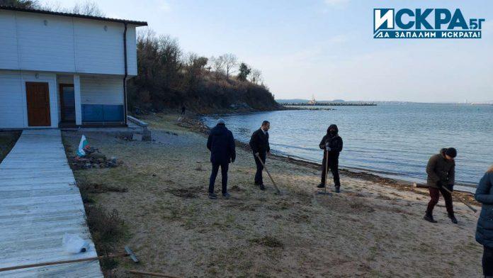 Почистване на тревата на плажа в парк "Росенец"