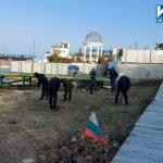 Почистване на тревата на плажа в парк "Росенец"