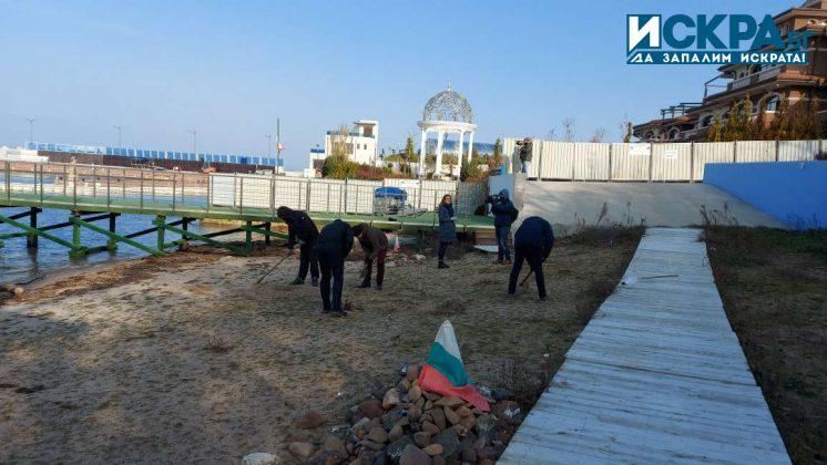 Почистване на тревата на плажа в парк "Росенец"