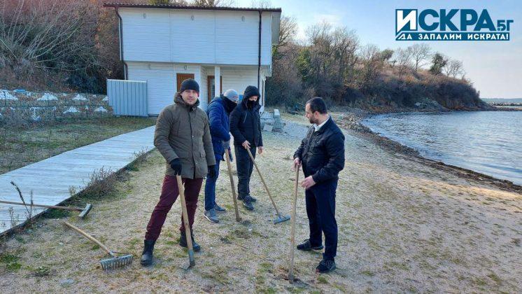 Почистване на тревата на плажа в парк "Росенец"