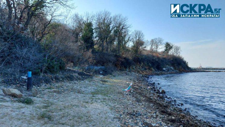 Почистване на тревата на плажа в парк "Росенец"