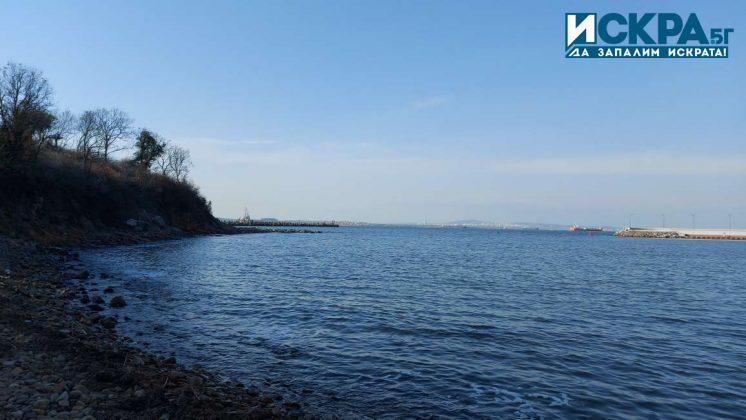 Почистване на тревата на плажа в парк "Росенец"