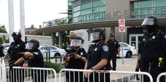 Полицейски служители