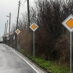 14 еднакви пътни знака