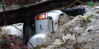 Река Градевска отнесе джип