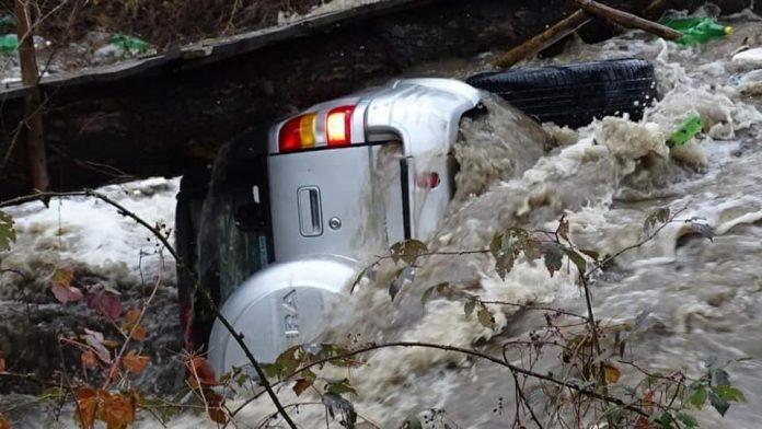Река Градевска отнесе джип