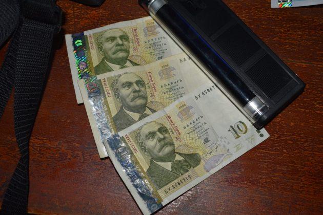 Полицаи, хванати с подкуп