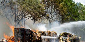 Запалени бали със сено