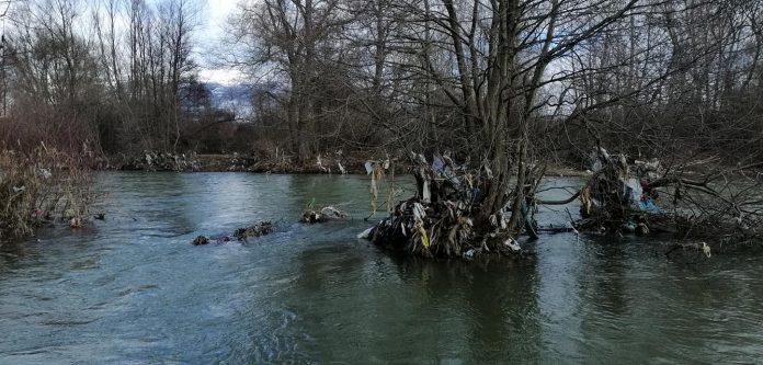 Замърсяване в река