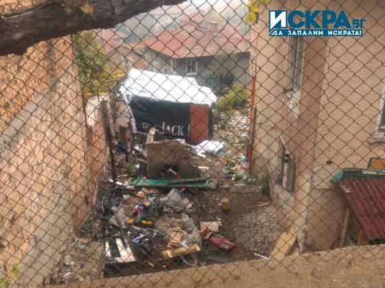 Боклуци в двора