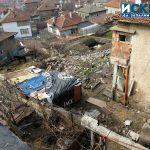 Боклуци в двора на къща