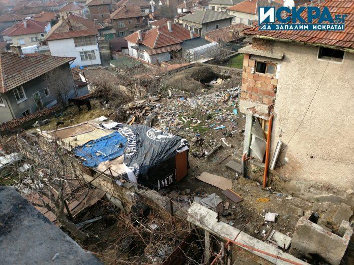 Боклуци в двора на къща