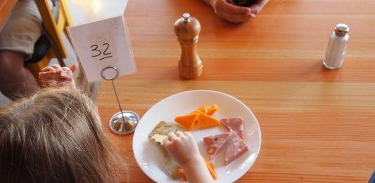 Хранене в училища и детски градини