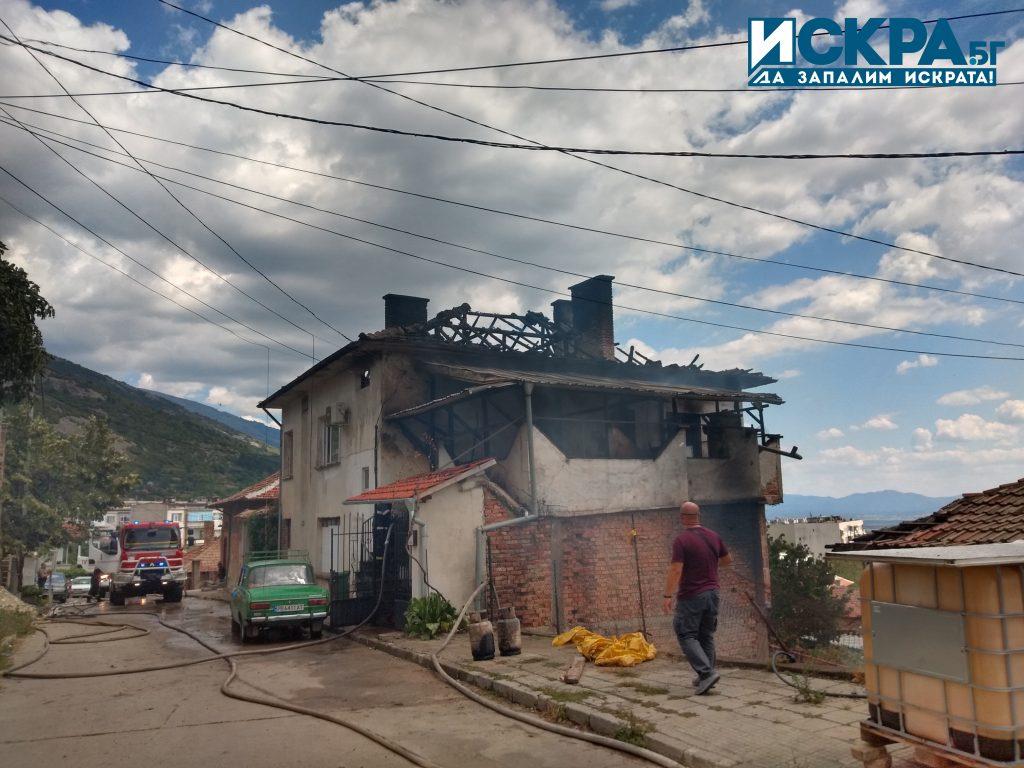 Пострадалата къща в деня на втория пожар