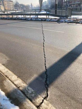 Пукнатини на "Лъвов мост"