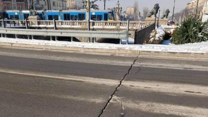 Пукнатини на "Лъвов мост"