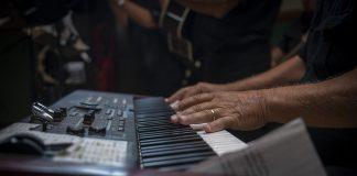 Музикант свири на пиано.