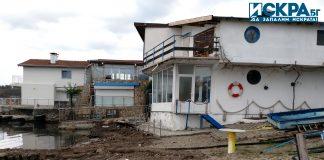 Постройки върху плажната ивица