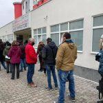 Опашка от желаещи за ваксина пред УМБАЛСМ "Н. И. Пирогов"