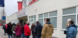 Опашка от желаещи за ваксина пред УМБАЛСМ "Н. И. Пирогов"