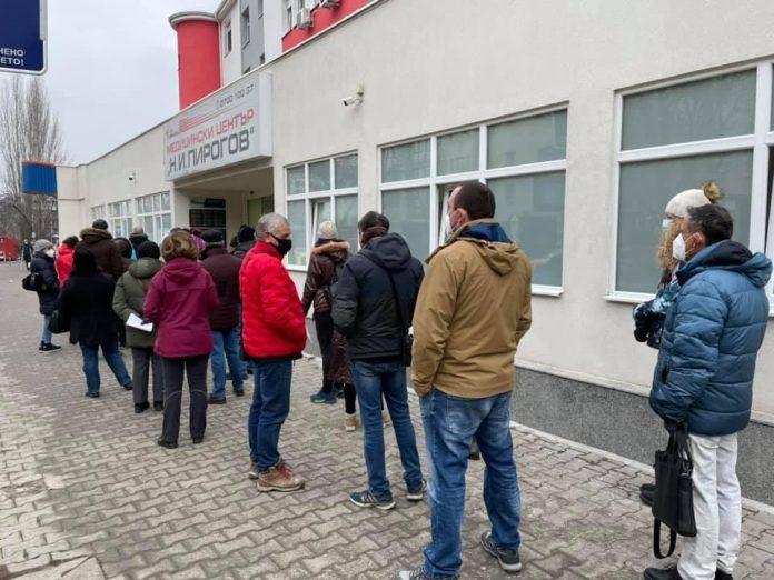 Опашка от желаещи за ваксина пред УМБАЛСМ "Н. И. Пирогов"