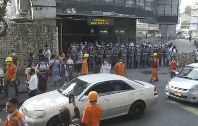 Полиция - протести в Мианмар