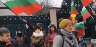 Протест пред дома на премиера