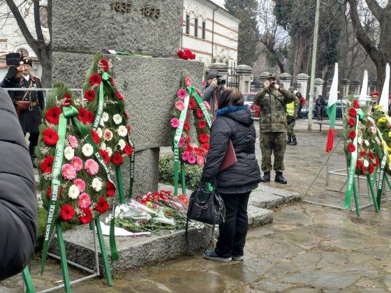 Граждани поставят цветя пред паметника на Апостола