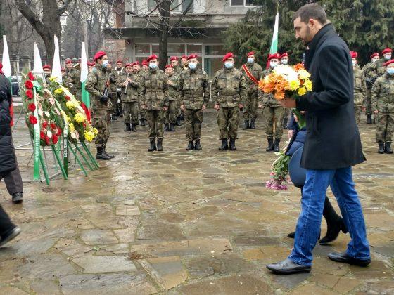 Граждани поставят цветя пред паметника на Апостола