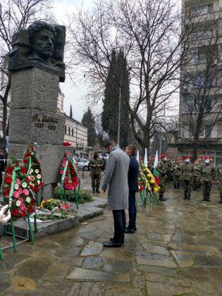 Граждани поставят цветя пред паметника на Апостола