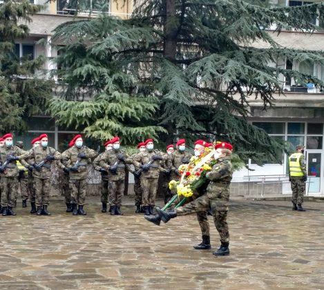 Военнослужещи от 2-ра механизирана бригада поднасят венци