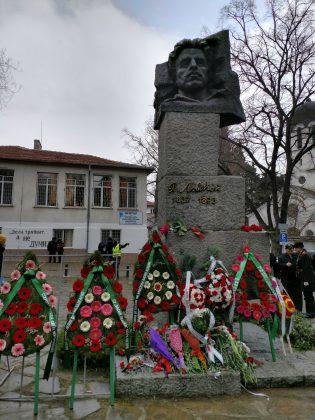 Венци пред паметника на Апостола
