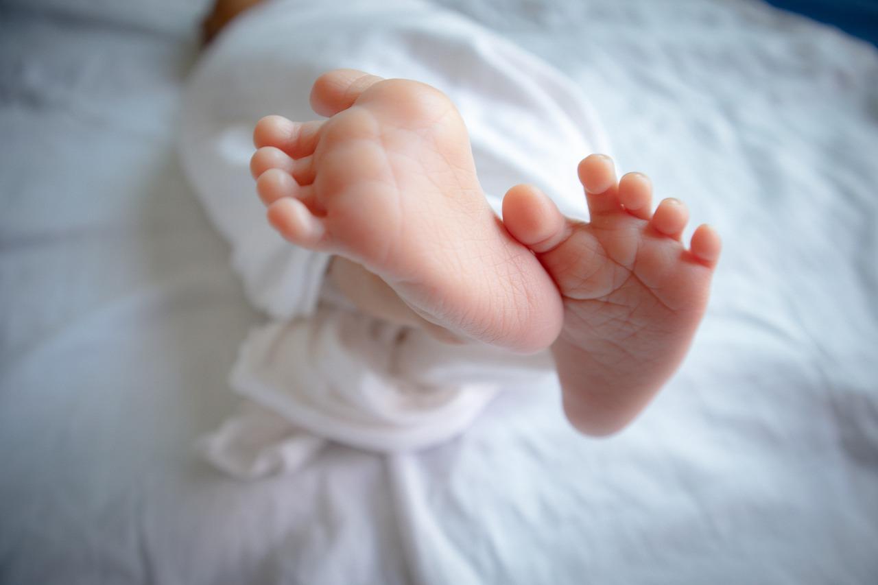 Лекари успяха да спасят новородено бебе заразило се  с коклюш