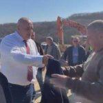 Премиер Бойко Борисов подарява сако