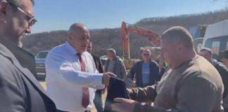 Премиер Бойко Борисов подарява сако