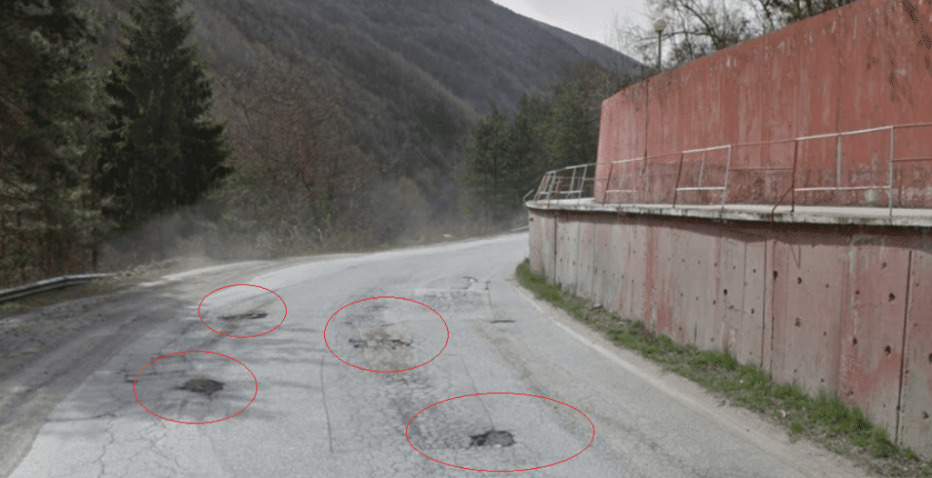 Част от дупките на пътя между Своге и Бучин проход