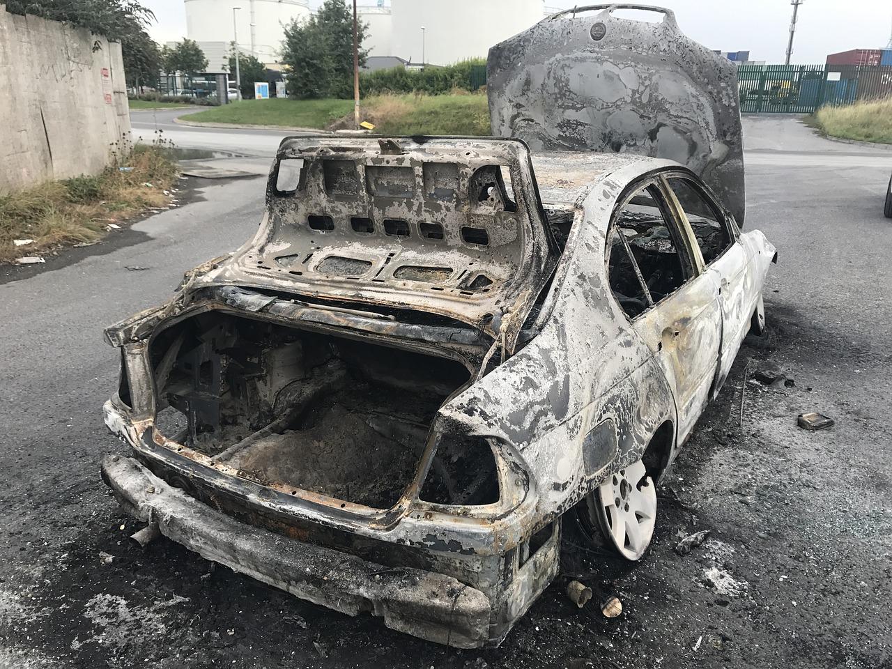 Лек автомобил Опел Корса е изгорял напълно след като е