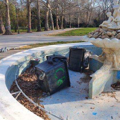 Изхвърлени кофи за боклук