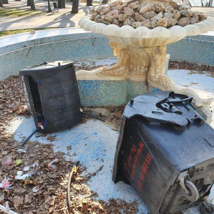 Изхвърлени кофи за боклук